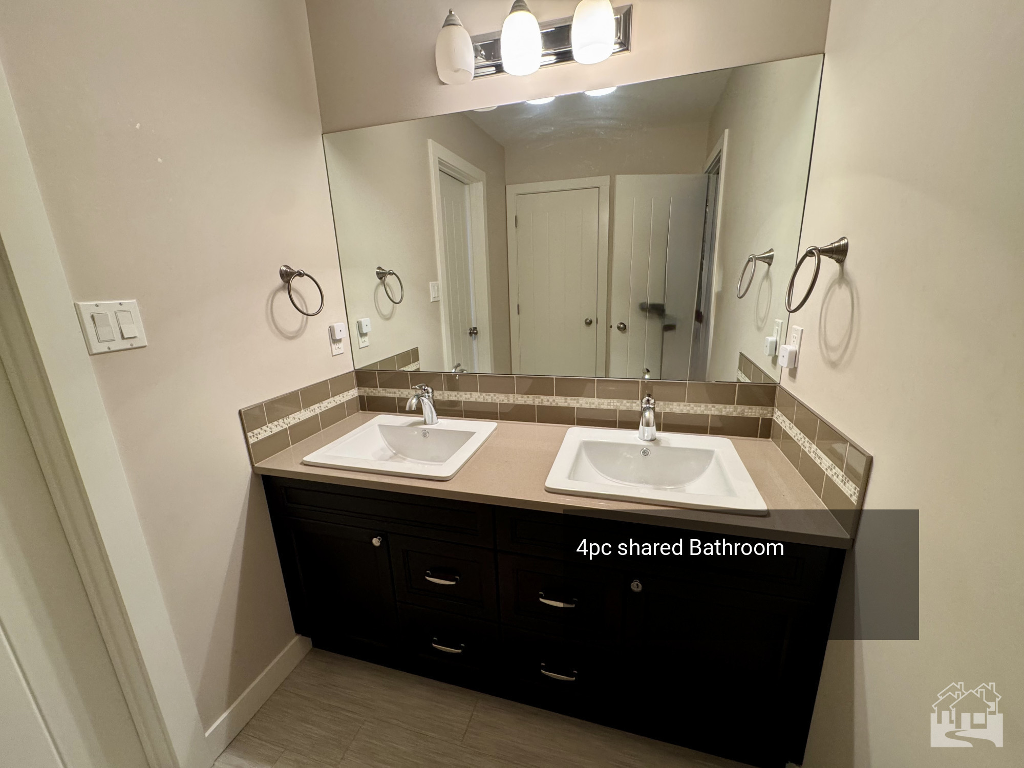 4pc shared Bathroom Key Image